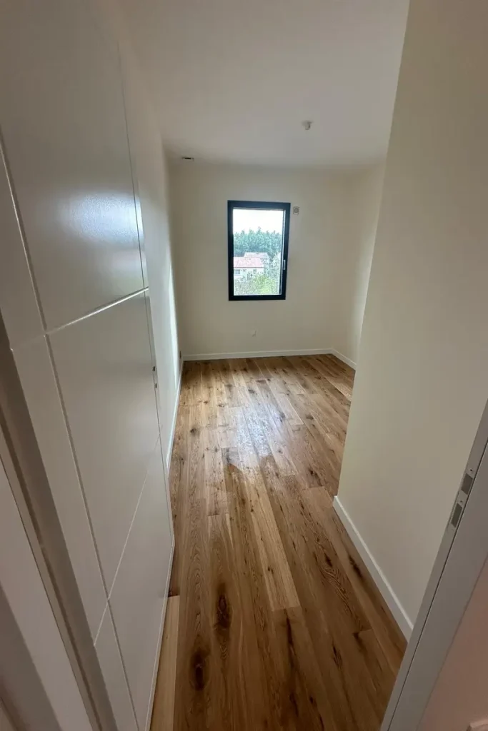 Réalisation de revêtement d'une chambre par Brouard peinture pont saint martin